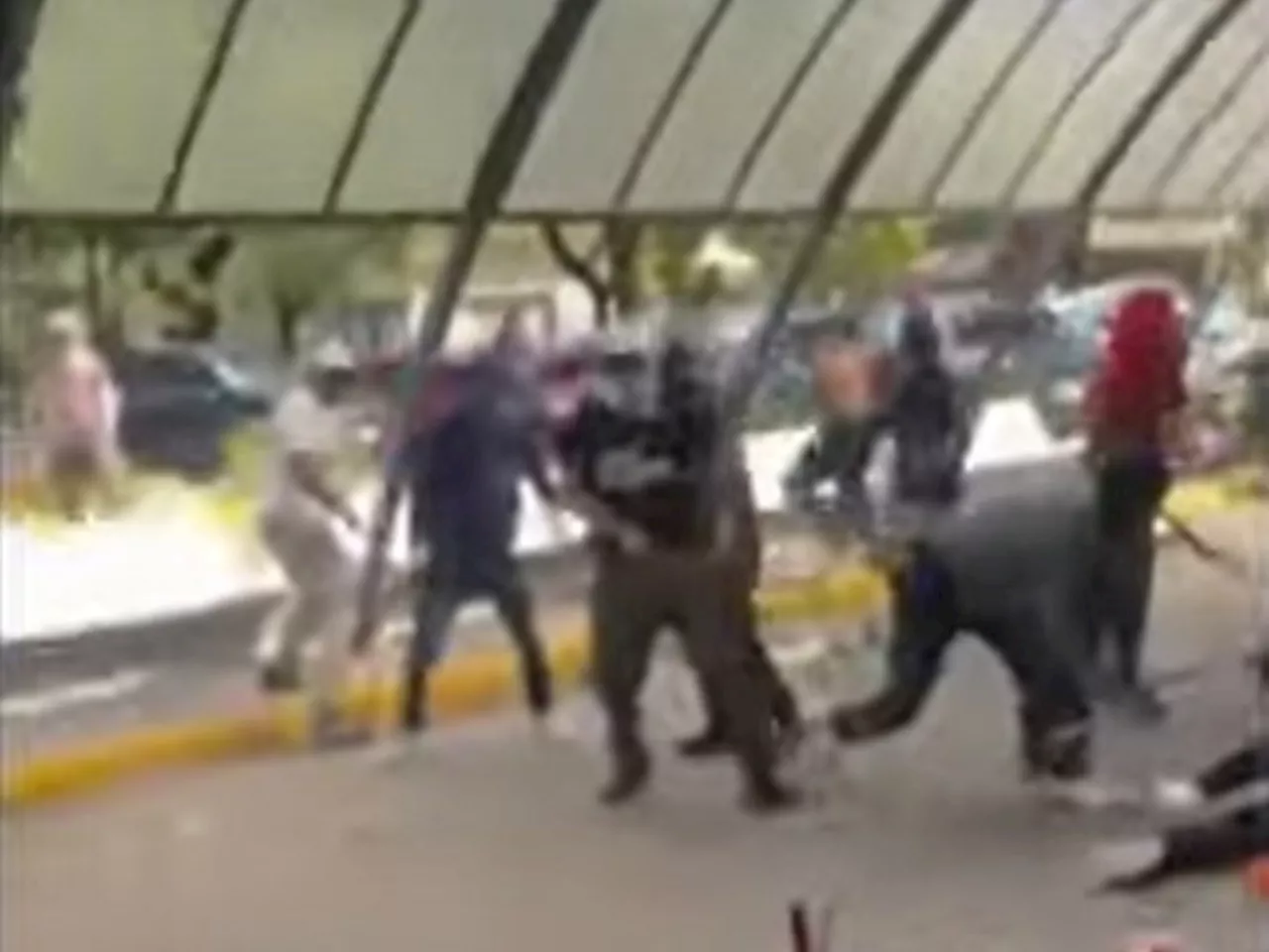 Violenta pelea de barras a los tiros en un hospital de Gonnet