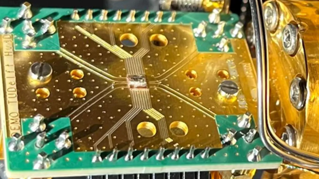 Quantum computer made with diamond spin qubits achieves ultra-low error rates