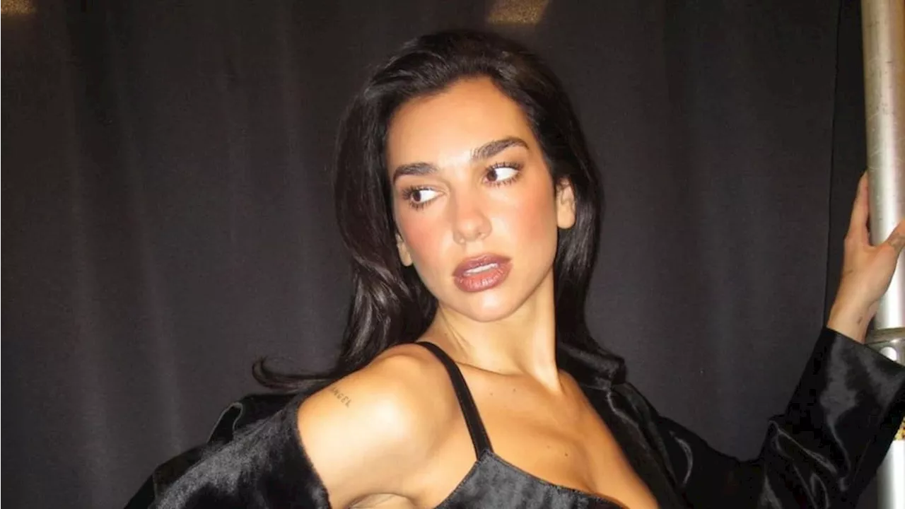 Dua Lipa causa sensación con su look Balenciaga: brillos, medias y portaligas