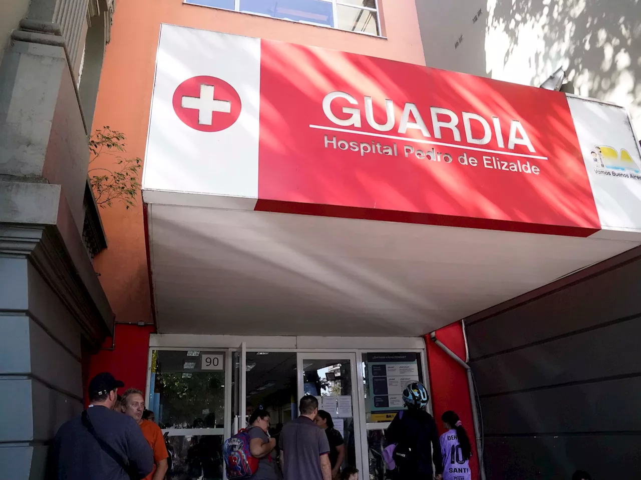 Una empleada del Hospital de Elizalde le dijo a una mujer que no podía fumar y la atacaron con un cuchillo