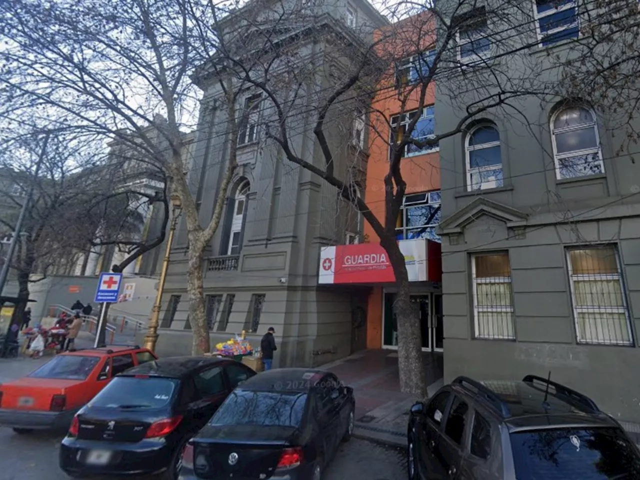Una empleada del Hospital Elizalde fue atacada por una mujer a la que le indicó que no se podía fumar