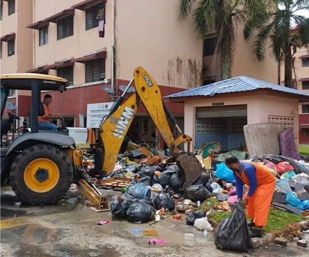 Some 500 tonnes of solid waste expected from Johor floods