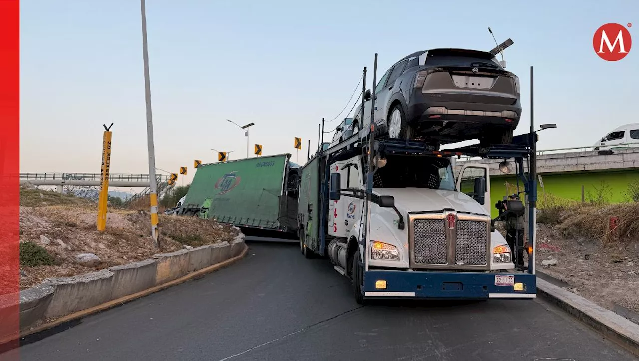 Tráiler nodriza se atora en curva de Río de los Remedios, en Ecatepec