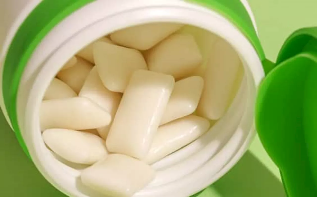 Chewing gum, allarme microplastiche: migliaia di particelle rilasciate in bocca