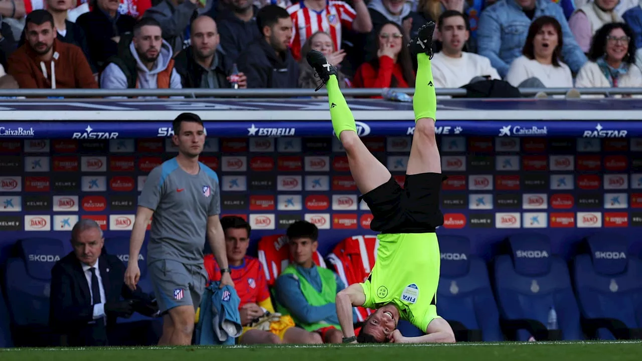 La Liga: Schiri-Assistent steht plötzlich kopf!
