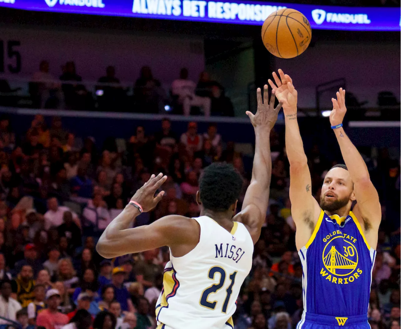 Curry hot in return, powers Warriors past Pelicans