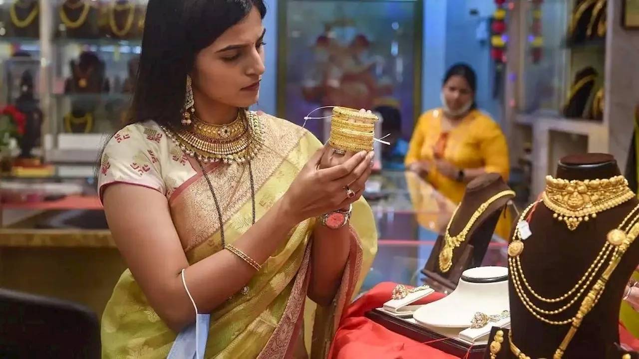 Gold Rate Weekly Update: सोना खरीदने की है तैयारी, तो पहले जानें हफ्तेभर में कहां पहुंचा 10 ग्राम 24 कैरेट गोल्ड का रेट