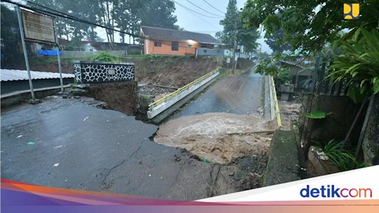 Potret Jembatan Rusak Imbas Banjir Bandang di Cisarua