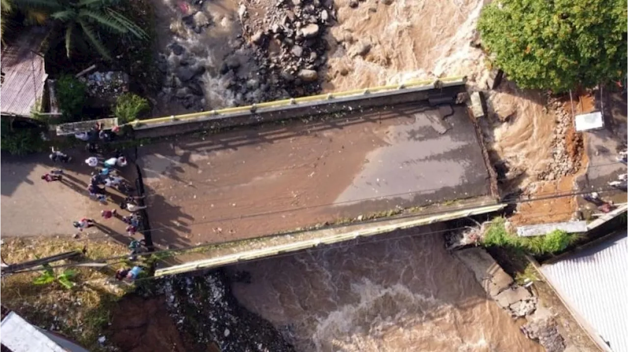 Puncak Bogor Porak-Poranda, 7 Jembatan Hancur Diterjang Banjir Bandang