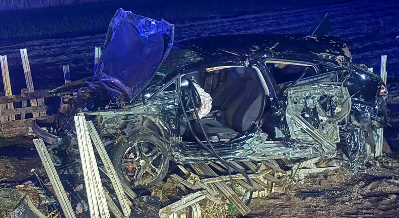 Foggia, incidente tra tre auto, Angelo Spina muore a 19 anni: feriti tre bambini. Lo schianto dopo un sorpasso