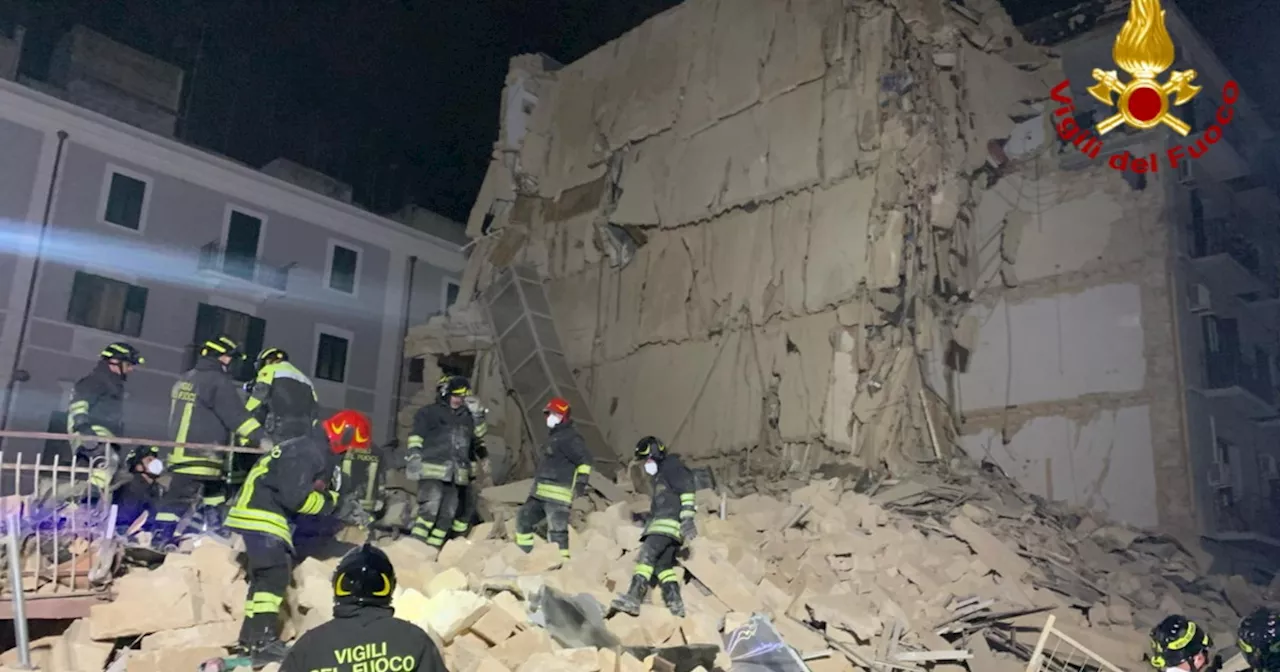 Bari, crolla una palazzina sgomberata a febbraio: "Si cerca un'anziana dispersa"