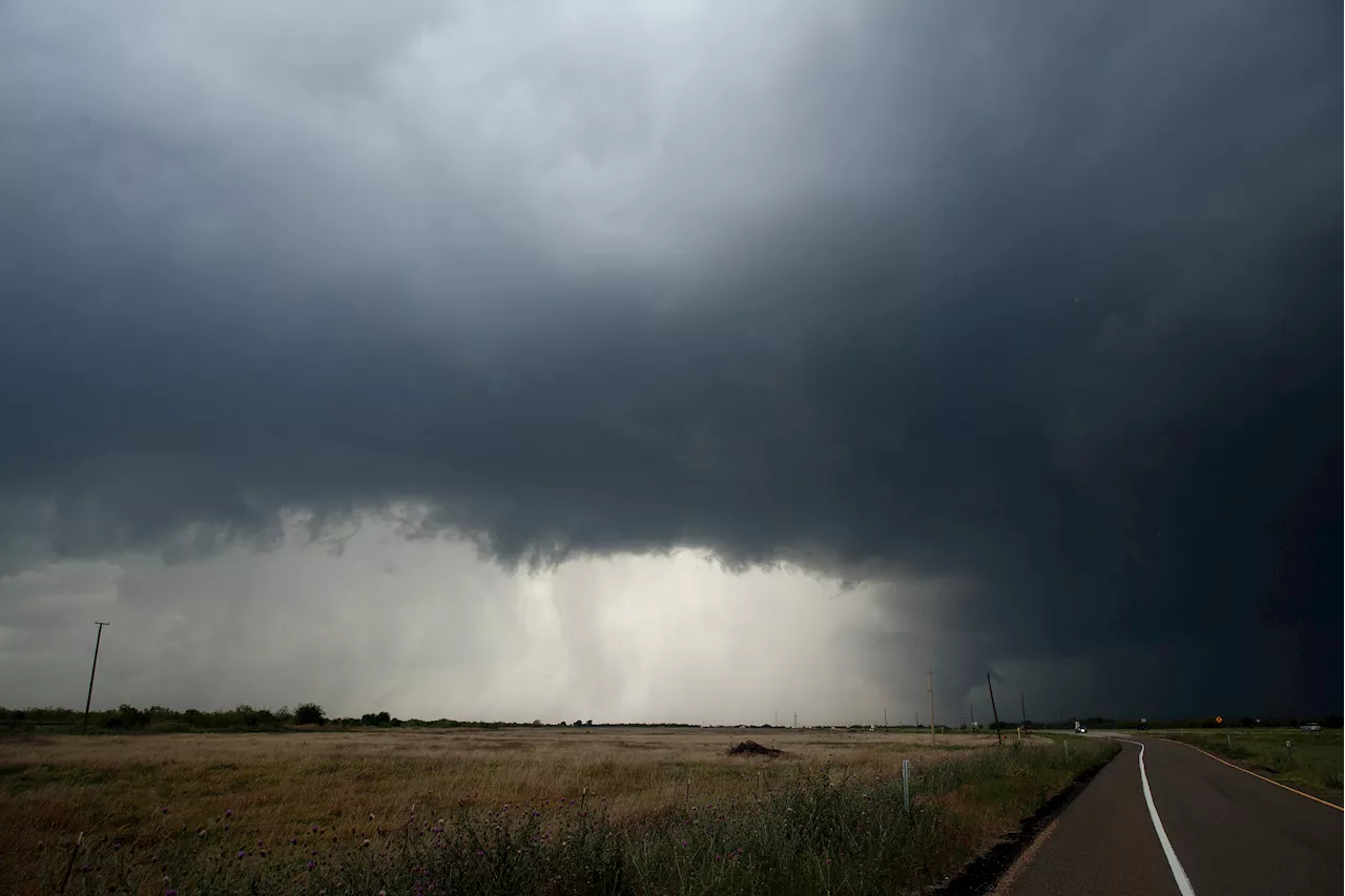 Severe Thunderstorms, Tornadoes Shifting East: Live Weather Tracker