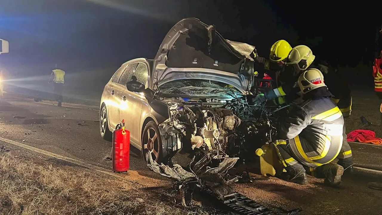 Frontalunfall mit drei Verletzten: Unbeteiligte leisteten Erste Hilfe