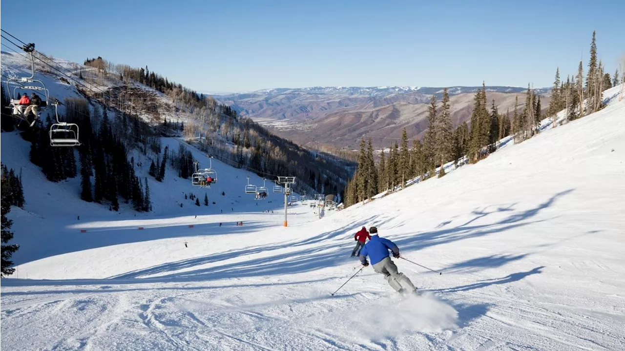  Skifahrer rammt anderen über Pistenrand und fährt davon