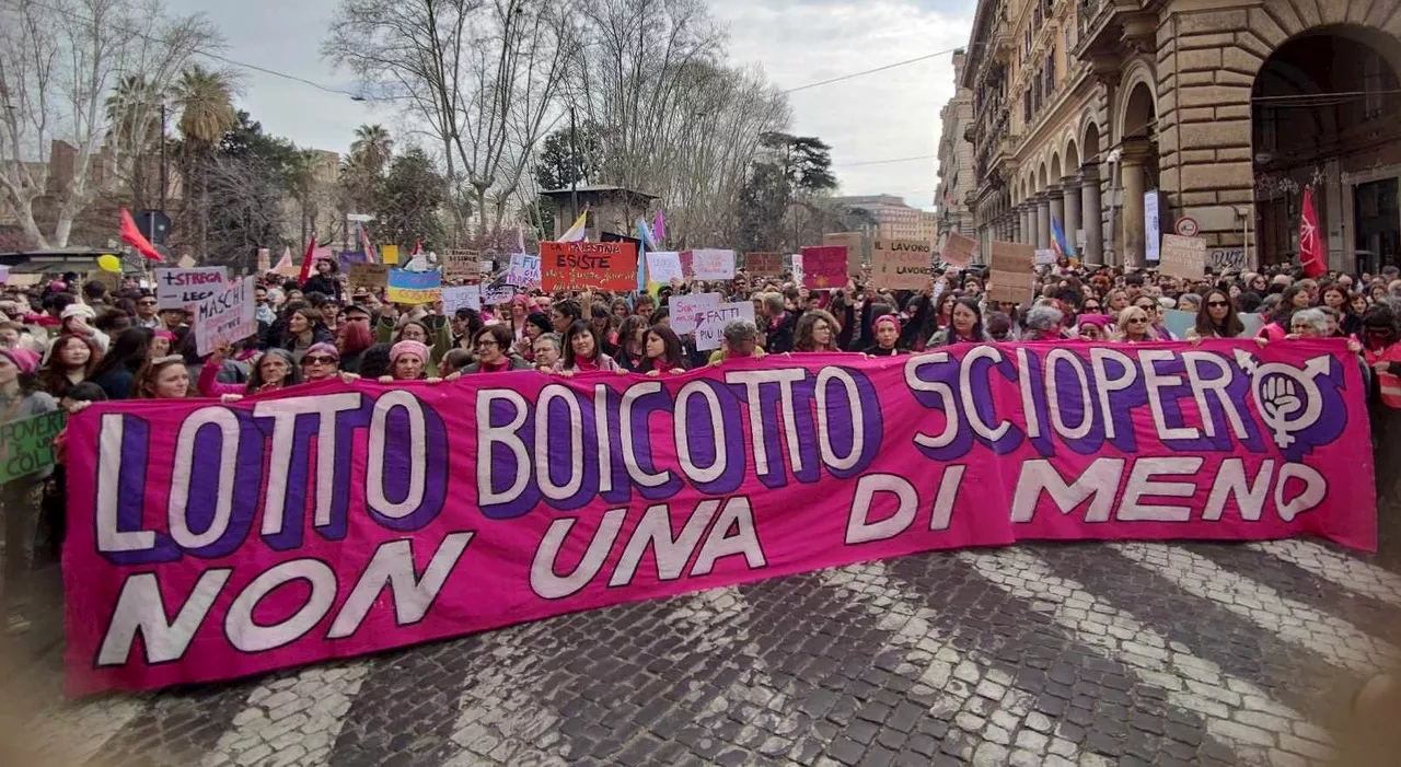 Manifestazione 8 marzo, in migliaia a Roma per il corteo di Non Una di Meno. Meloni: «Bene dati sul lavoro ma