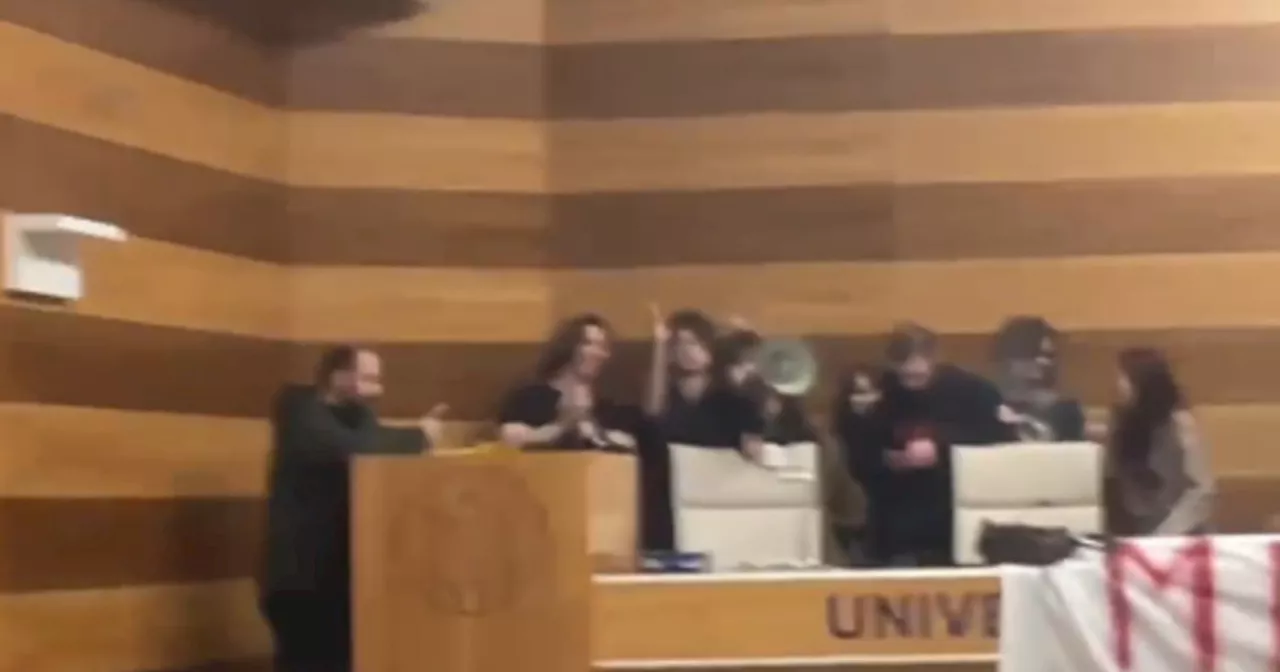 Bergamo, le femministe salgono in cattedra con la kefiah: grida e cartelli contro Israele
