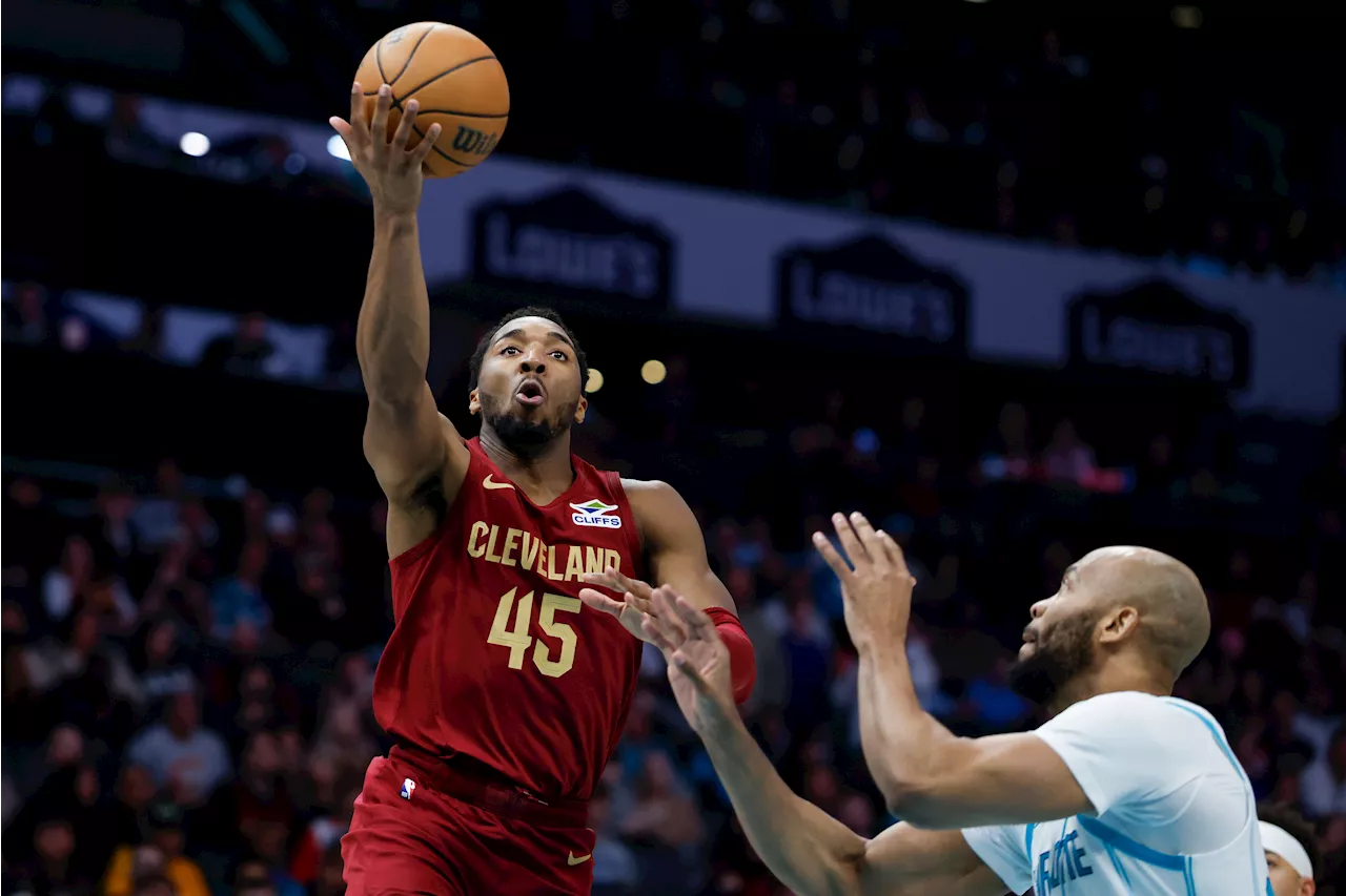 NBA-leading Cavs win 13th straight game, edge Hornets