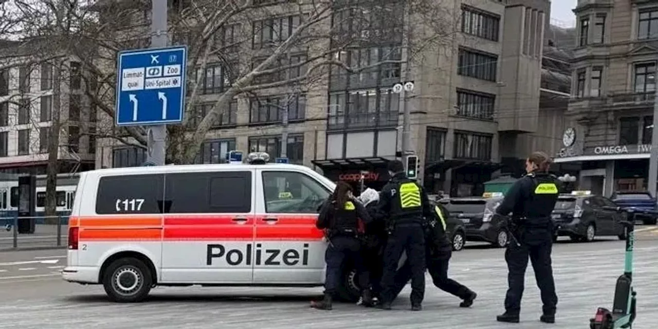 Paar im Porsche wartet an Zürcher Ampel – Frau wirft Steinbrocken