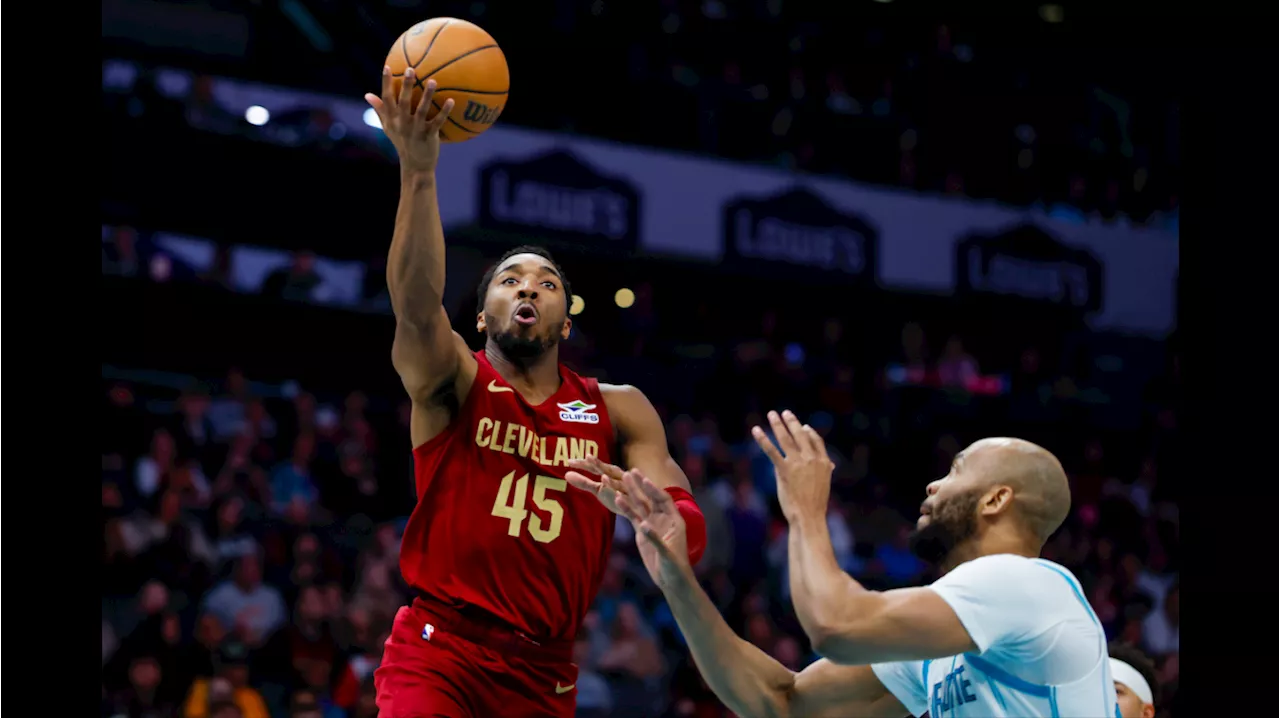 Cavaliers win 13th straight game, edge Hornets