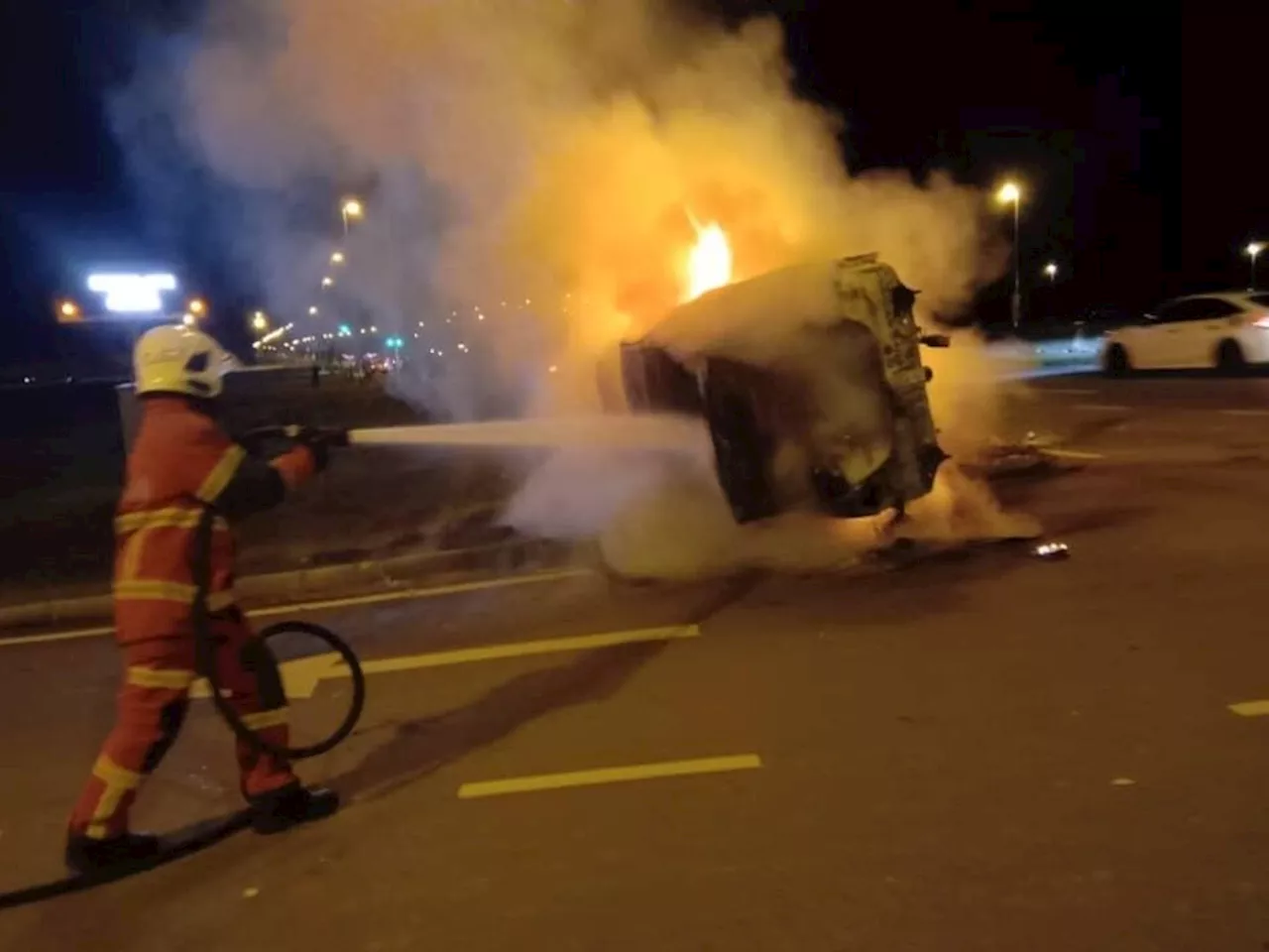 Bystanders save woman from burning car in Samarahan accident