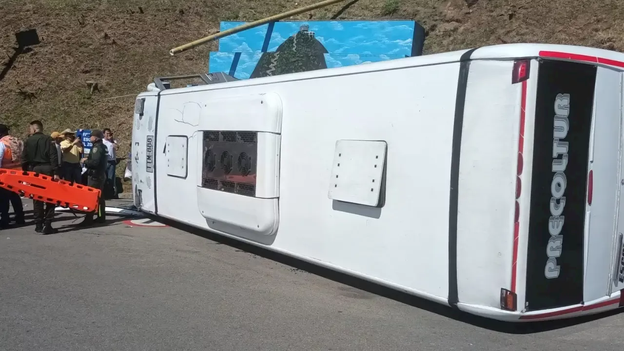 Bus se volcó en Guatapé: 12 heridos, entre ellos 7 extranjeros, sin lesiones graves