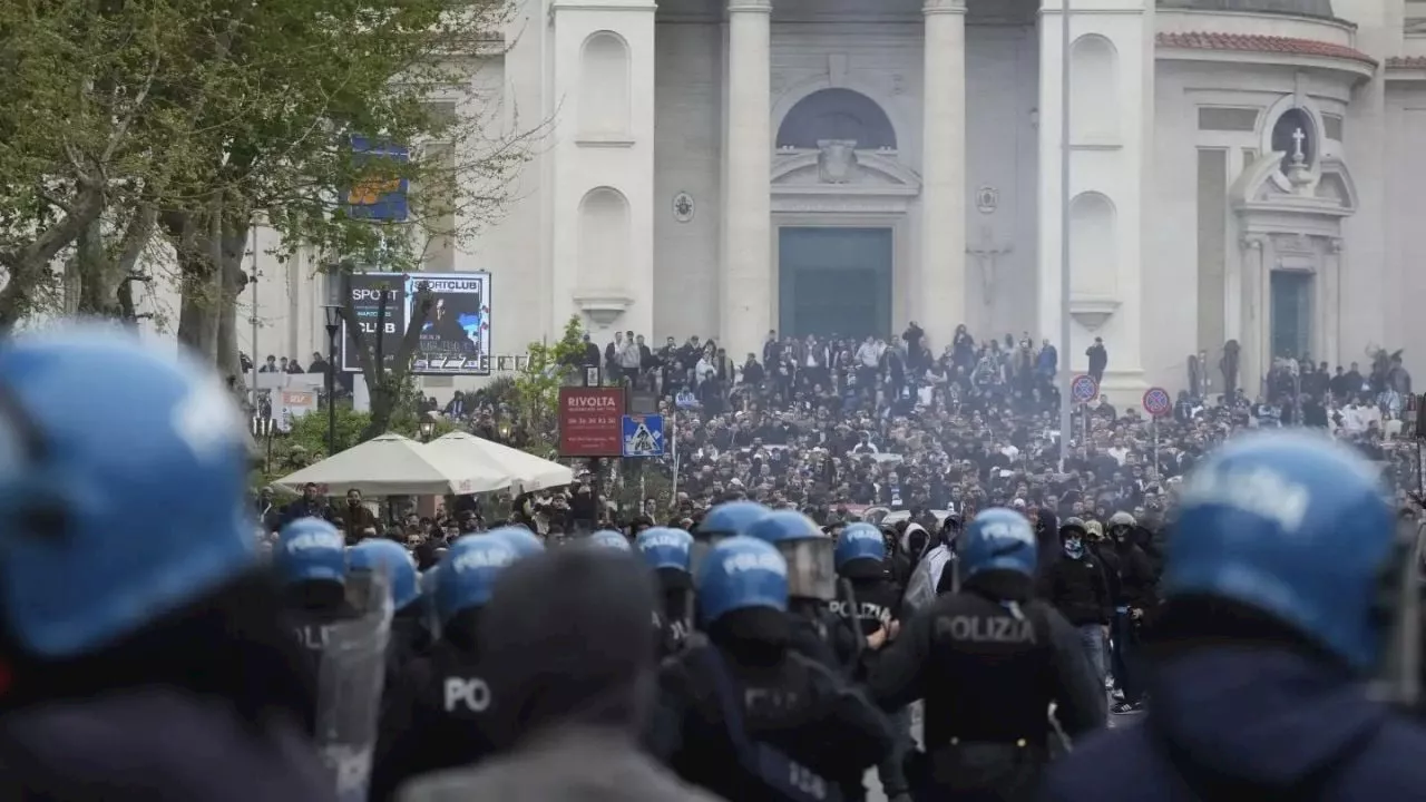 La policía interviene para evitar enfrentamientos entre aficionados antes del derbi romano