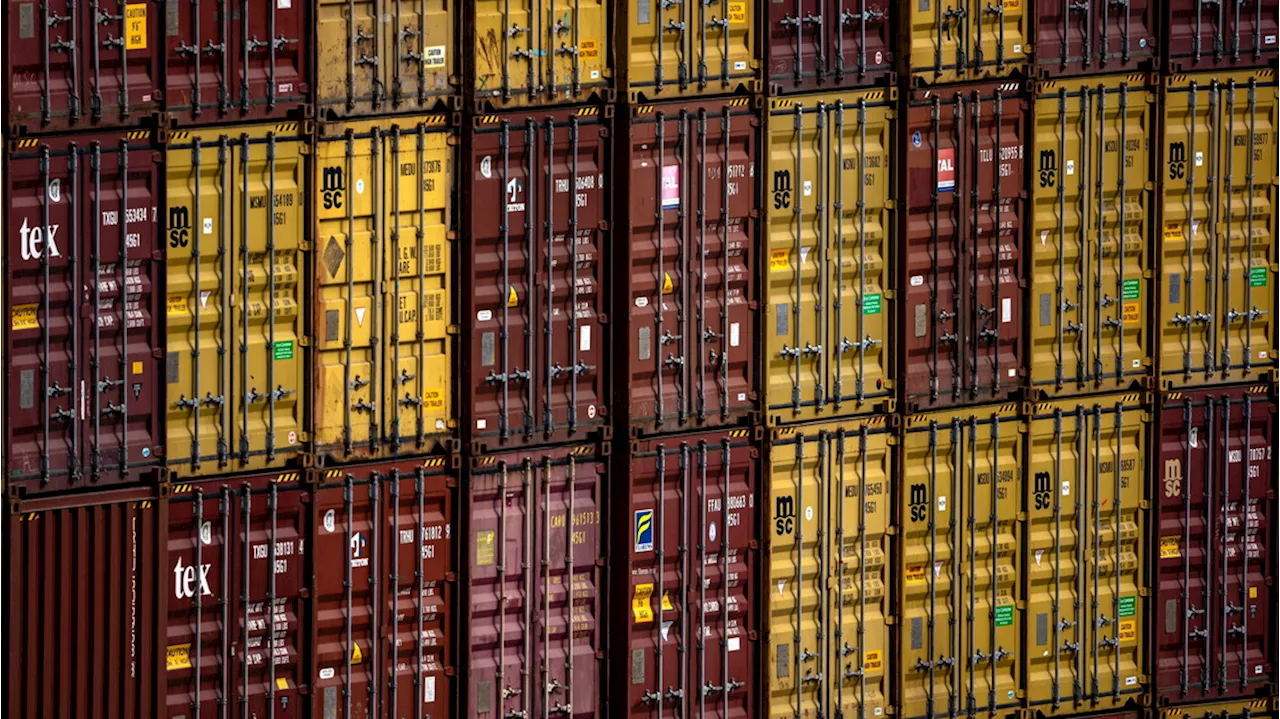 Container in un terminal di trasbordo a Praga