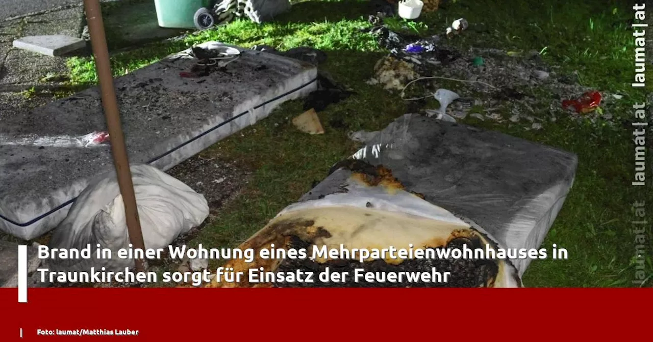 Brand in einer Wohnung eines Mehrparteienwohnhauses in Traunkirchen sorgt für Einsatz der Feuerwehr