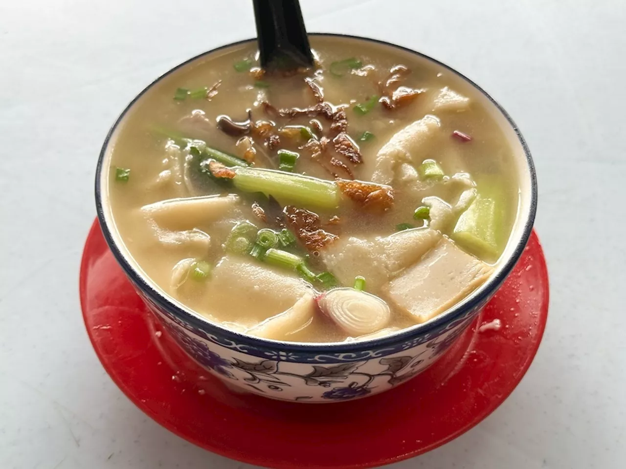 Want to try some uncommon noodles? Go check out Puchong Kinrara’s Restoran Paik Siong for traditional Hock Chew noodles like ‘dian bian hu’ and ‘long yan’