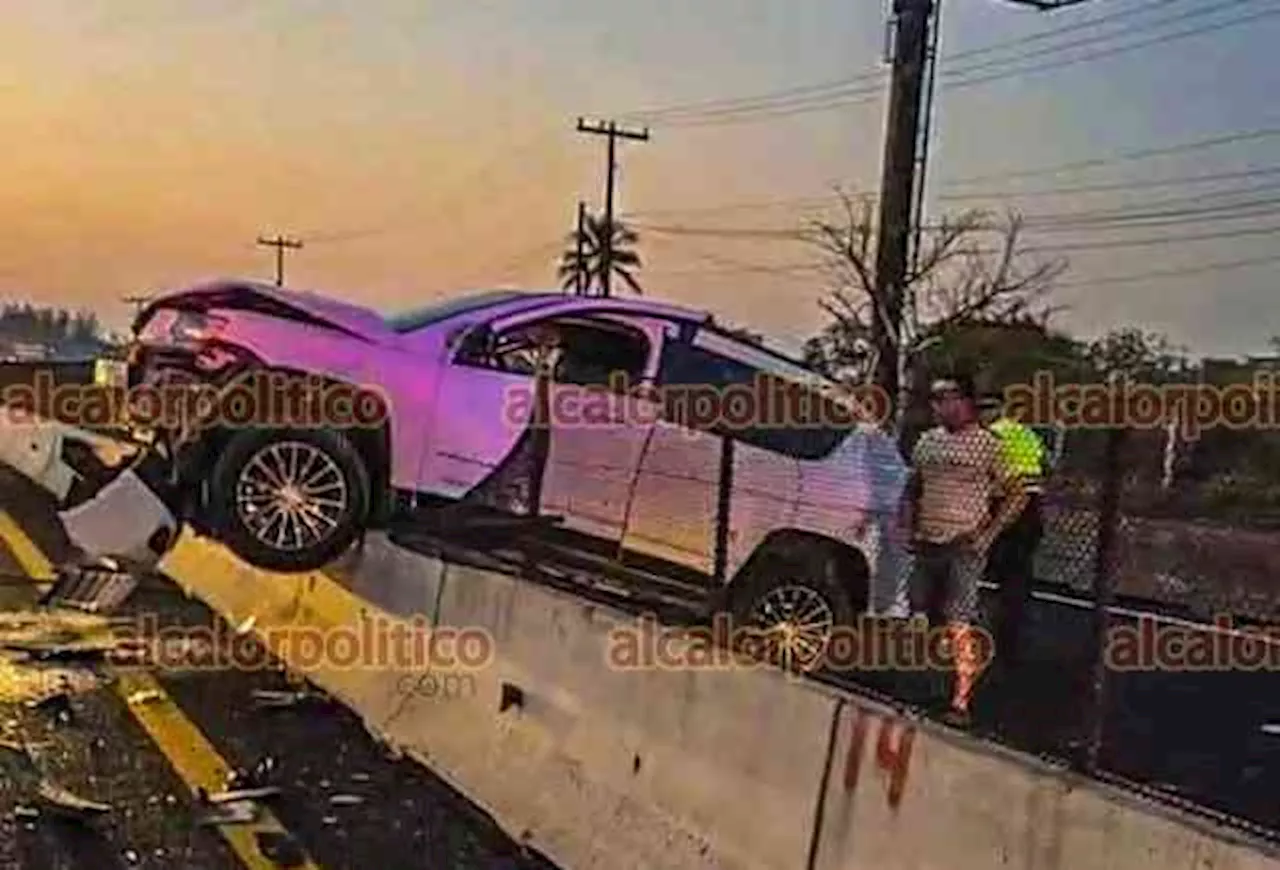 Camioneta termina sobre muro divisorio de autopista, en Veracruz Puerto