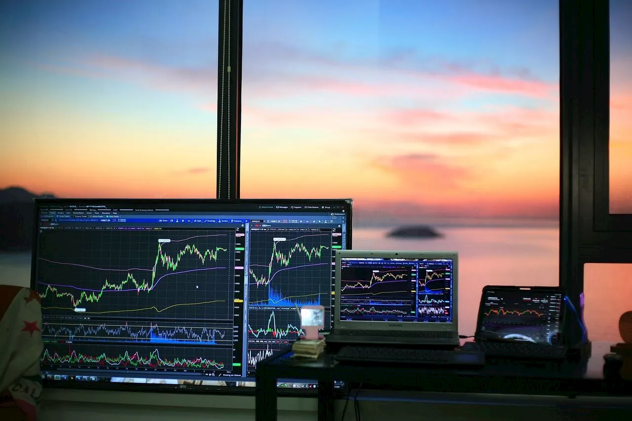 Bitcoin ETFs Lose Over $800M in April as Institutions Stick with Bonds Amid Tariff Volatility