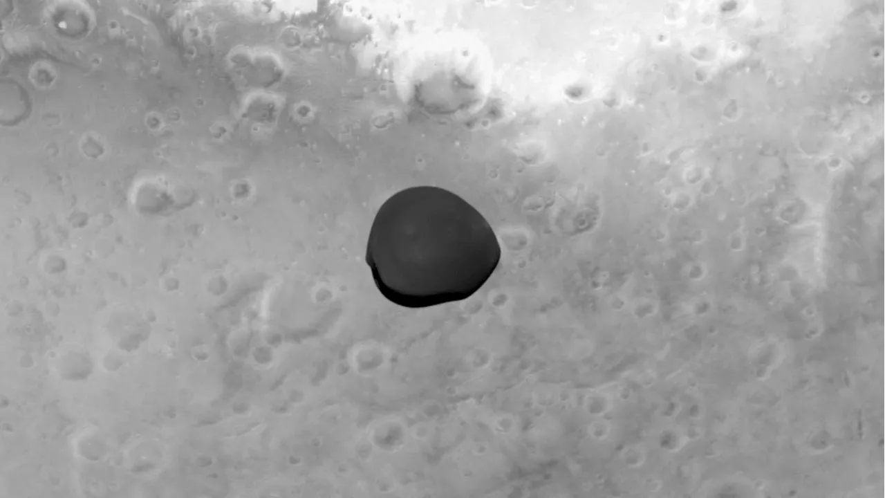 This Is What A Spacecraft Saw When It Buzzed Mars And Its Mysterious Moon