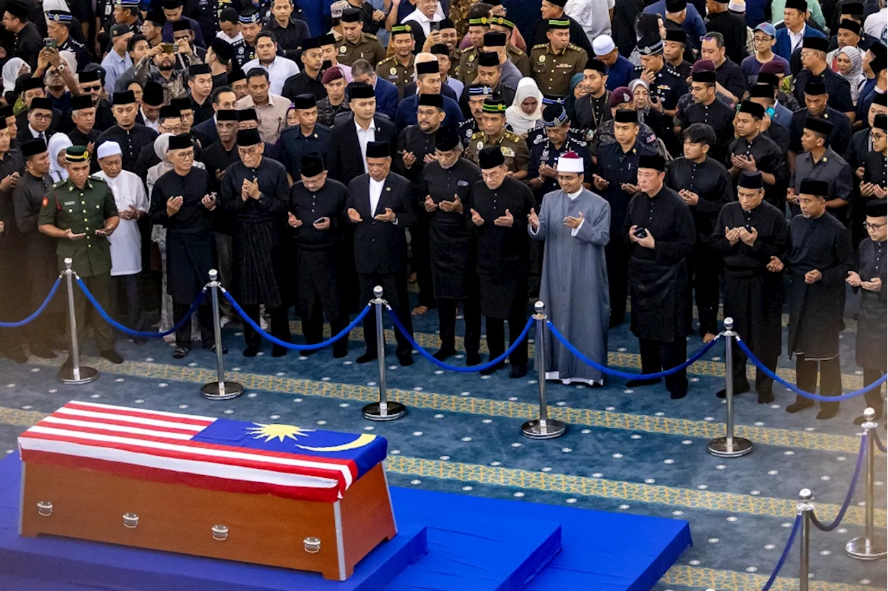 Former PMs Muhyiddin and Ismail Sabri join Anwar for Pak Lah’s funeral service, as top leaders and celebrities pay last respects