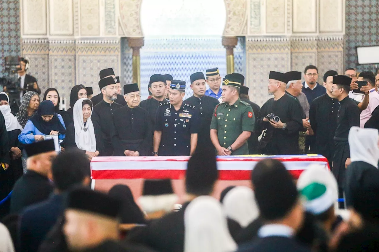 ‘That’s the Malaysian way’: Dr Mahathir hails Pak Lah for peaceful exit, passing baton to Najib after poor GE12 performance