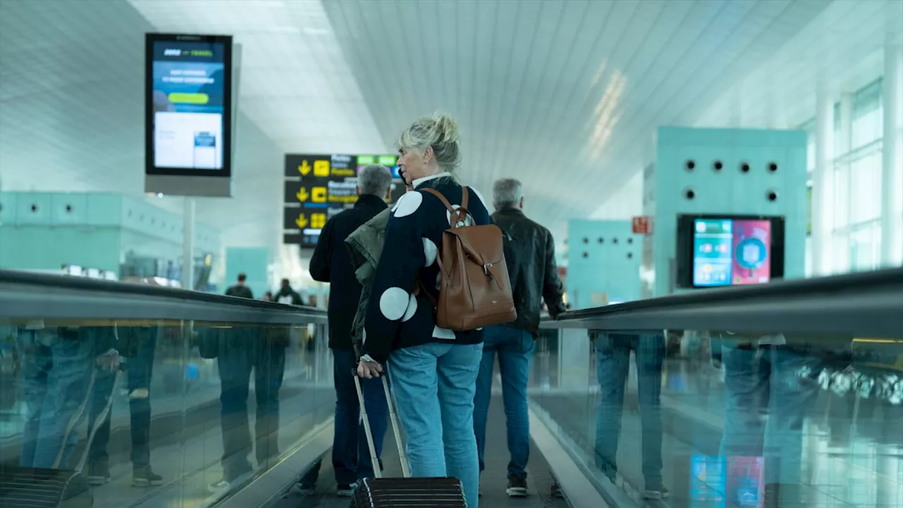 Condenan a Vueling a devolver el recargo que cobró a una familia por llevar maleta de mano
