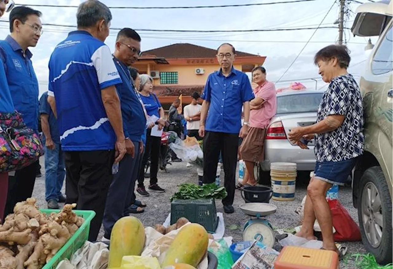 Ayer Kuning polls: I will look into your problems, ‘yat ho’ BN candidate tells the non-Malays