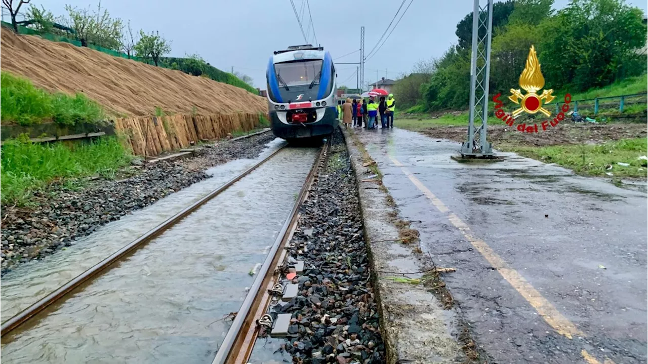 Maltempo, Treno bloccato nel Biellese con 250 persone a bordo