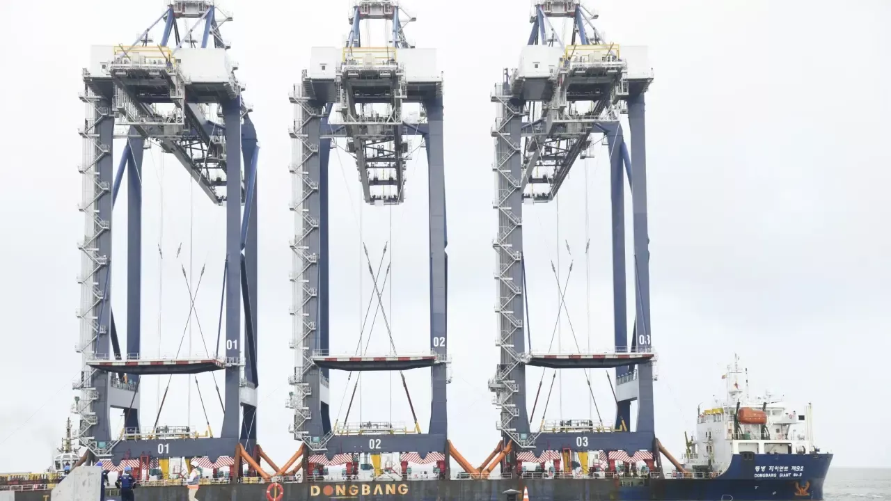 Llegaron desde China tres grúas para cargue y descargue de contenedores en Puerto Antioquia