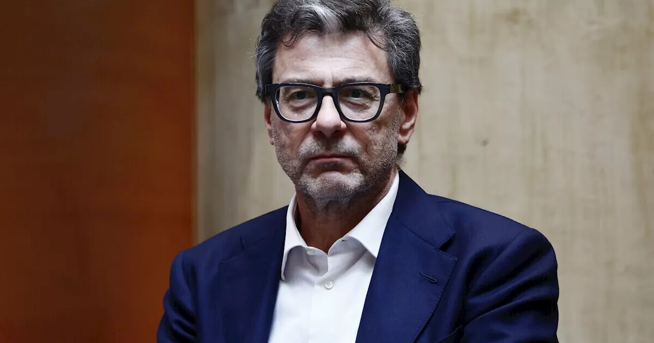 I cuoricini di Giorgetti, si prende le lodi e duetta con Descalzi di Eni che dice: 'I dazi la Ue se li è messi da soli'