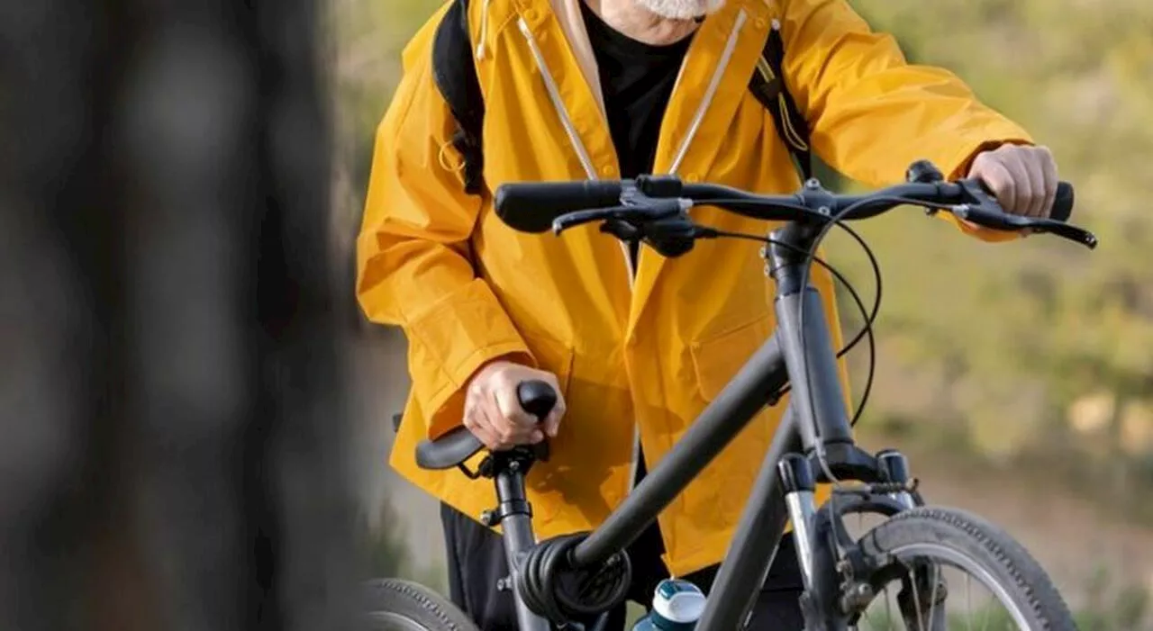 Ciclista investito e ucciso da un tir, i testimoni: «L'ha trascinato per 500 metri senza fermarsi»