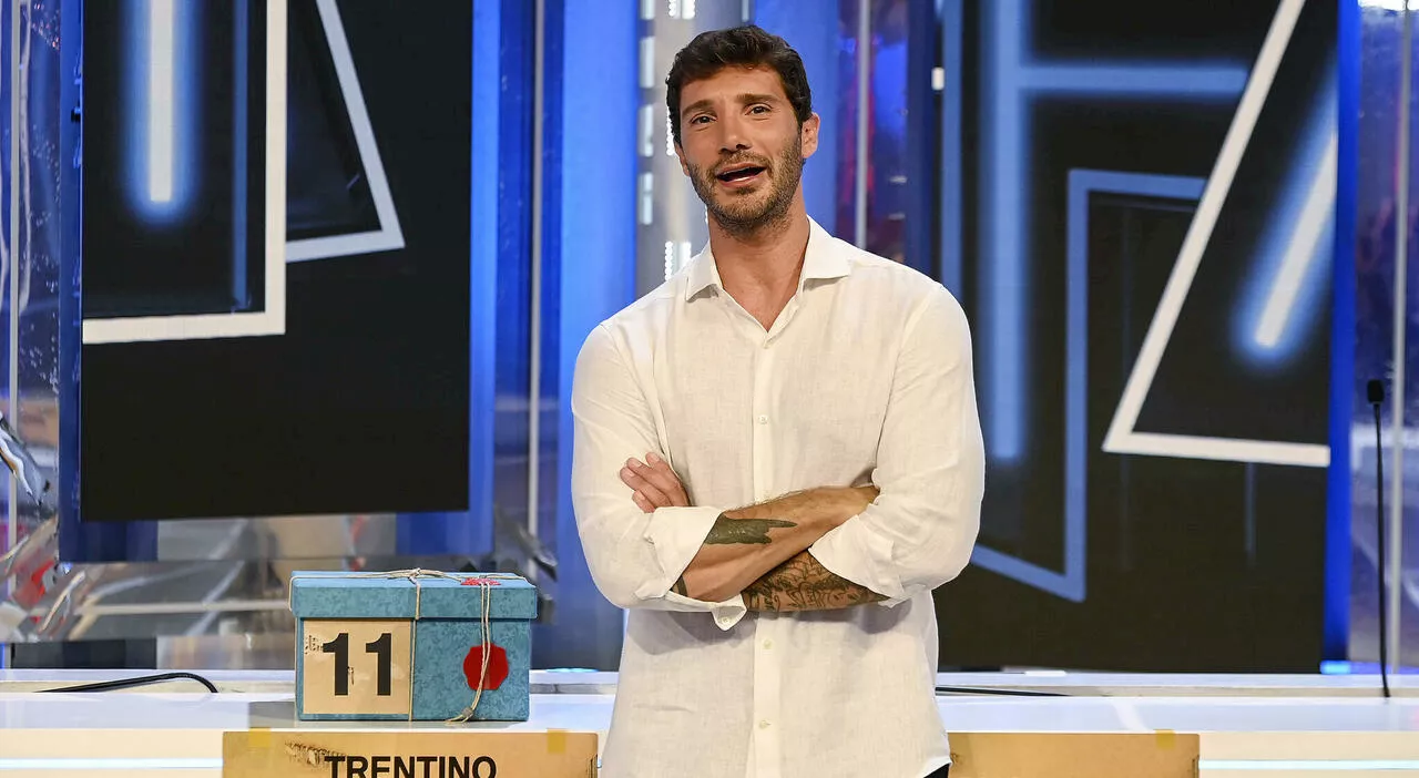 Striscia la Notizia: «Ad Affari Tuoi anche i lutti vengono usati dagli autori per pilotare la puntata»