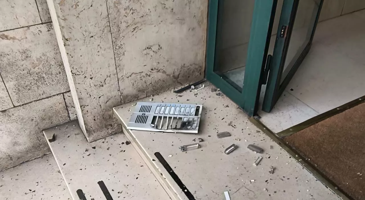 Roma, bomba carta Cobra nel citofono: misterioso attentato in un condominio all’Appio