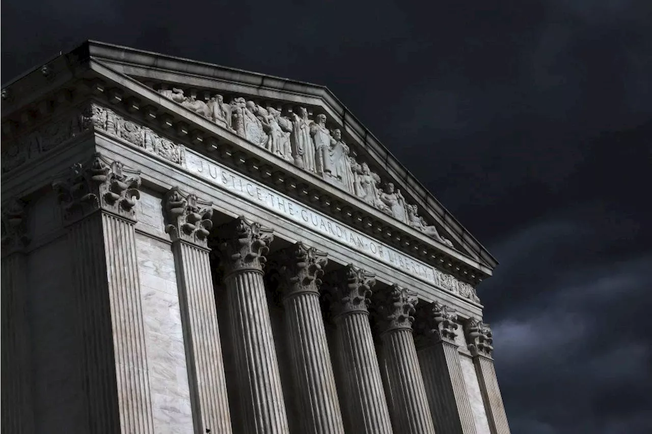 US Supreme Court temporarily halts deportations of Venezuelan migrants under wartime law