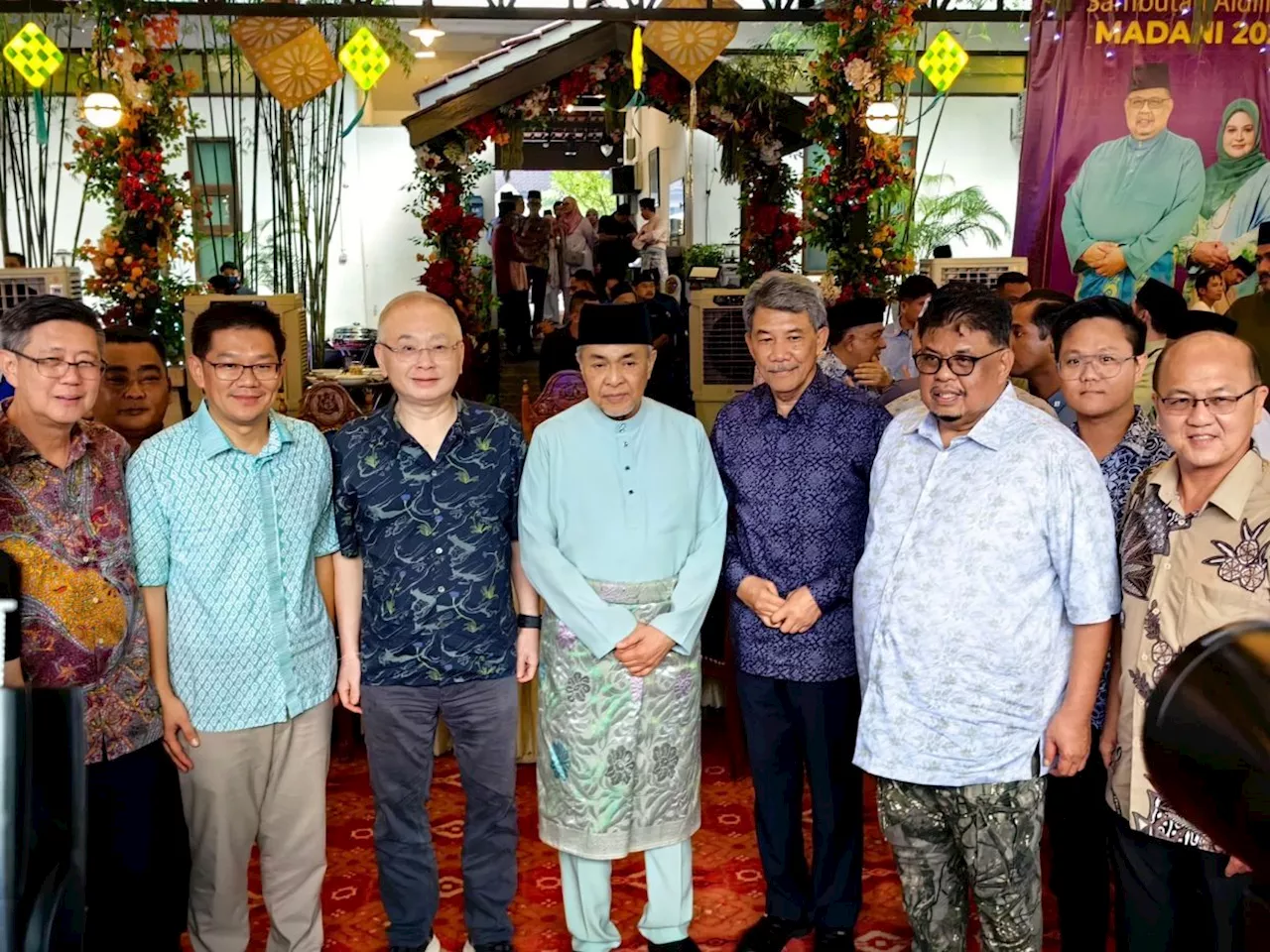 Dr Wee attends Melaka CM’s Hari Raya open house
