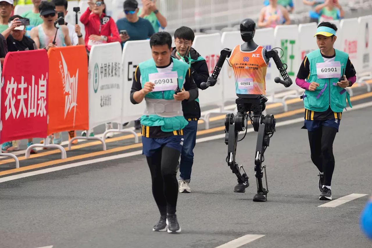 Peking: Chinesische Roboter laufen Halbmarathon gegen Menschen