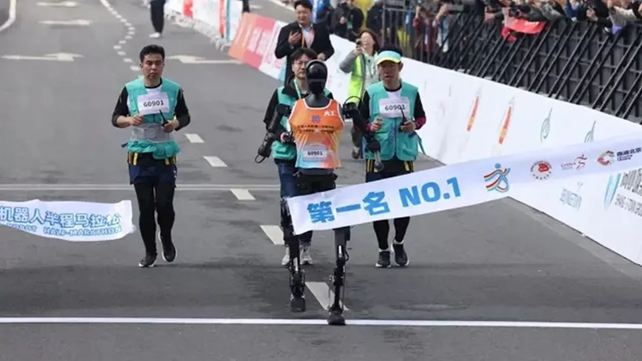 Heads detached, battery ran out: 70% humanoids could not finish human-robot marathon