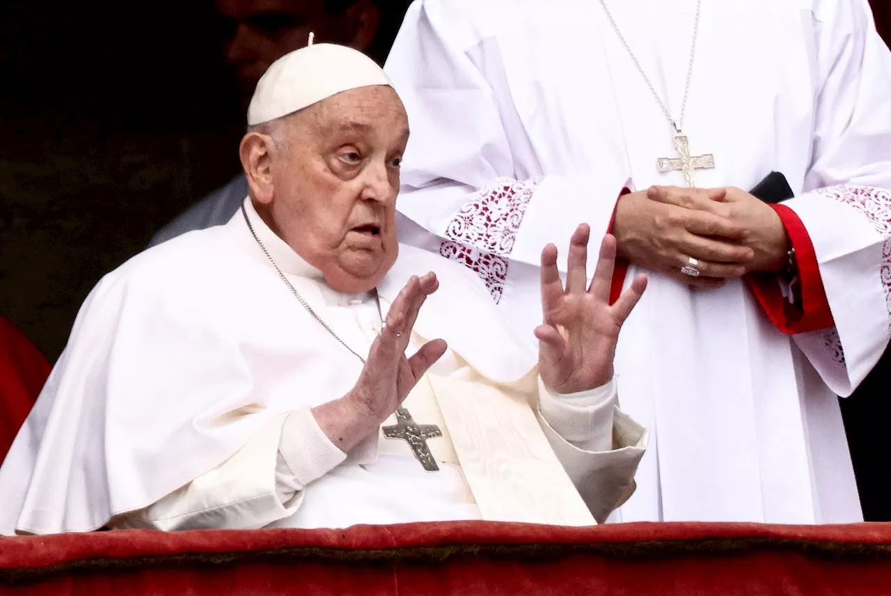 Pope Francis makes brief Easter appearance, calls for Gaza ceasefire