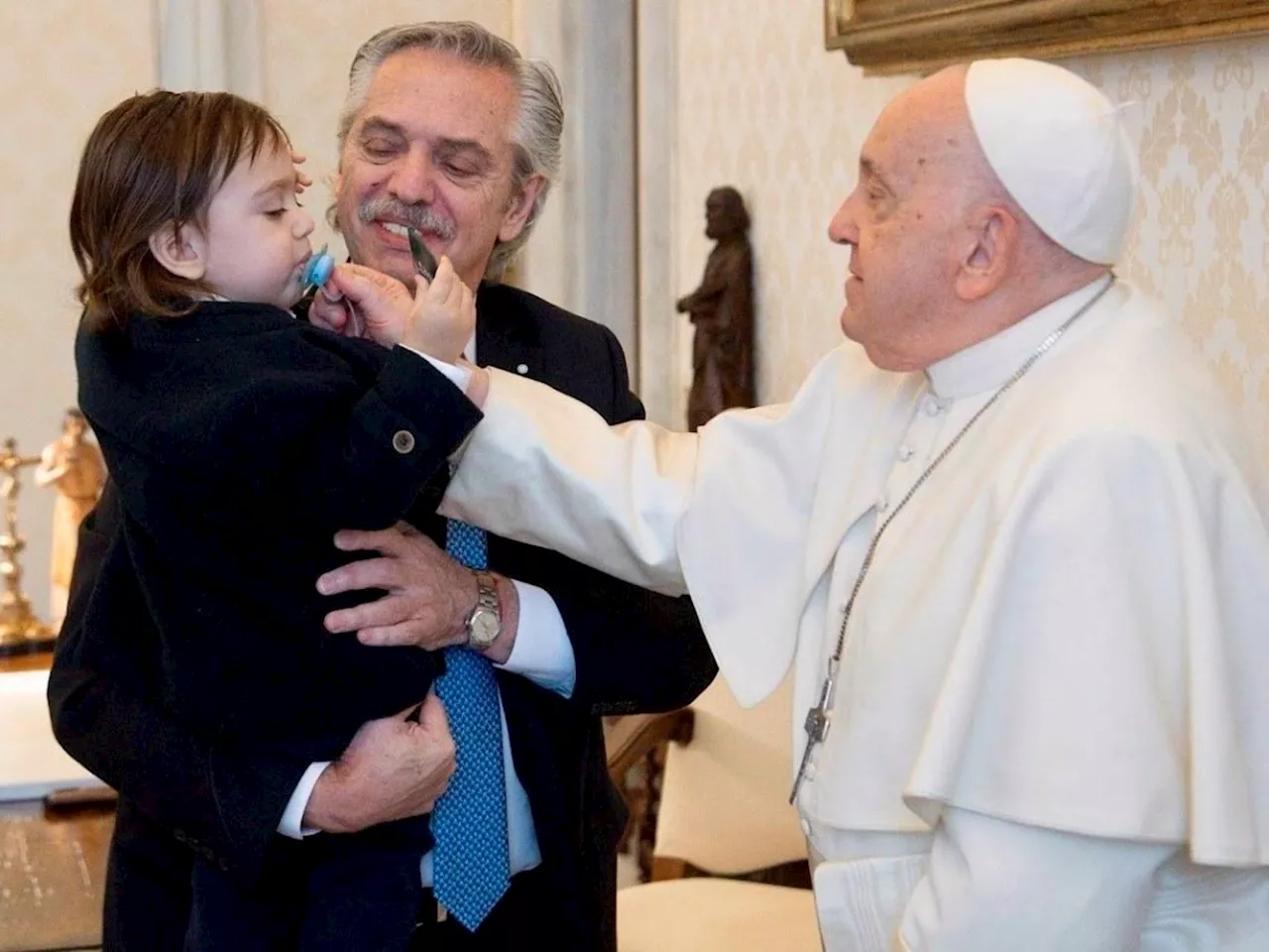 Con otra foto junto a su hijo, Alberto Fernández despidió al Papa Francisco: 'Lloro en silencio'