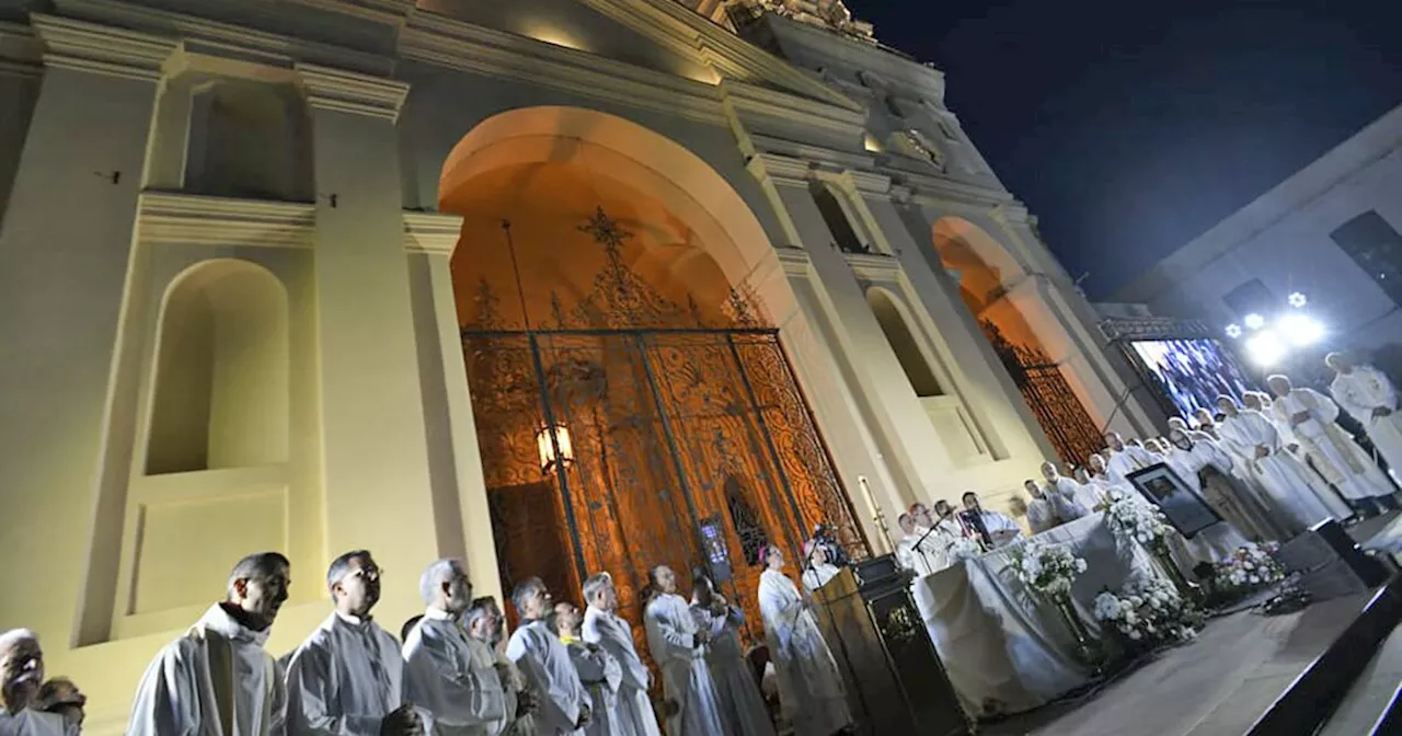 Comenzó la misa en homenaje al papa Francisco en la Iglesia Catedral de Córdoba