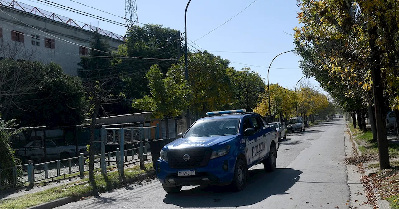 Encapuchados y con chalecos antibala derribaron una puerta y exigieron “droga y plata”